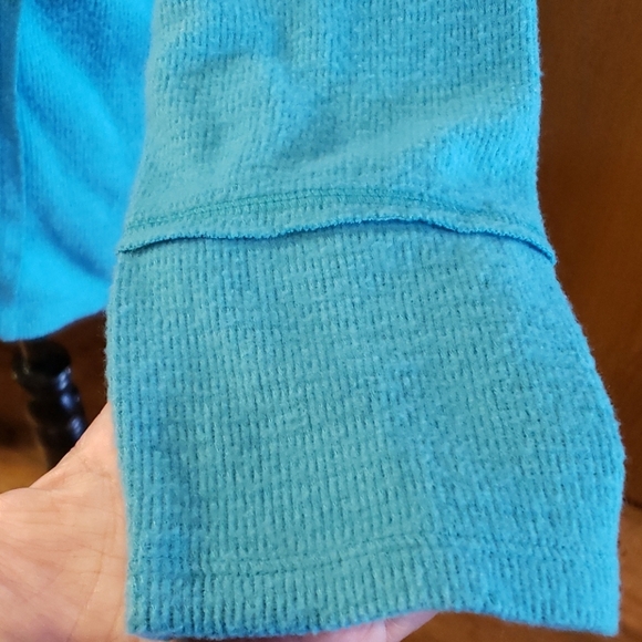 Wildfox soft turquoise v-neck pullover long sleeve - Picture 3 of 7